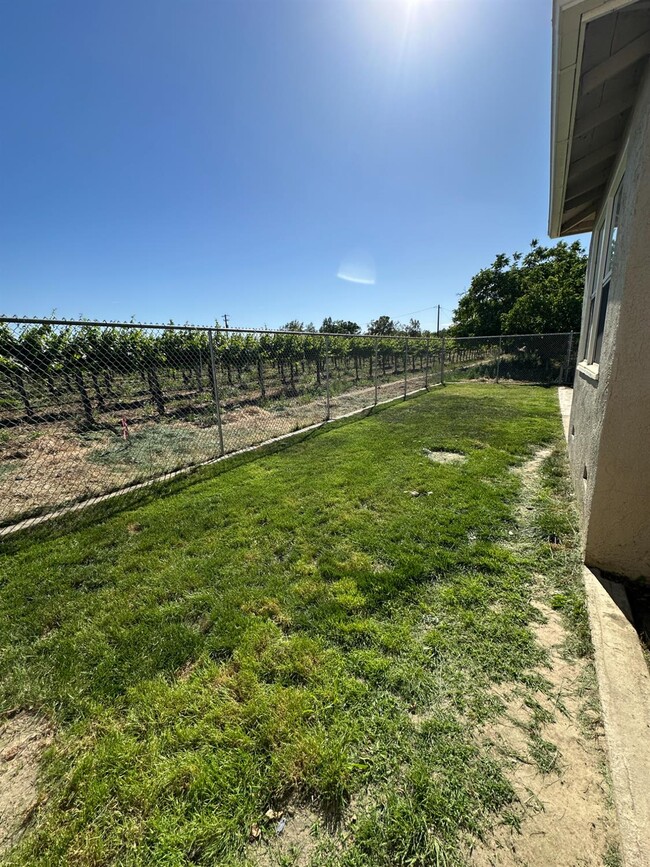 Building Photo - 3083 E Rose Ave