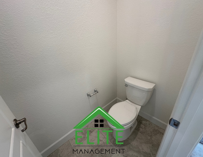 Building Photo - Spacious 5-Bedroom Home with Private In-La...