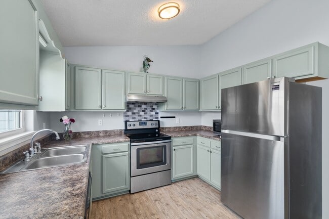 Building Photo - 3 Bedroom 2 Bathroom Home