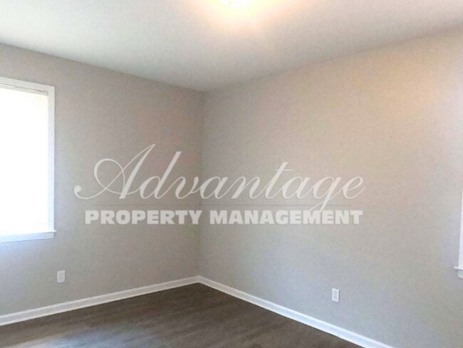 Building Photo - Newly Renovated Home in Oakhaven