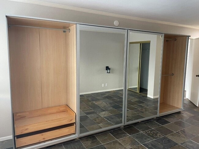 Building Photo - Stunning 3rd-floor corner unit condo in the desirable 78759 area!