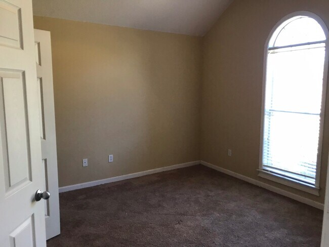 Building Photo - 495 Alexa Dr