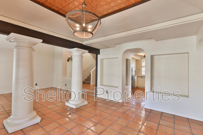 Building Photo - 2708 E Leonora St