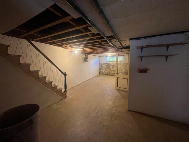 Building Photo - PHA only 3 bedroom, 1 bathroom house