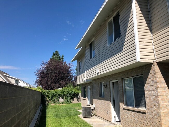 Building Photo - Cute Provo 3 bed 2.5 bath Townhome