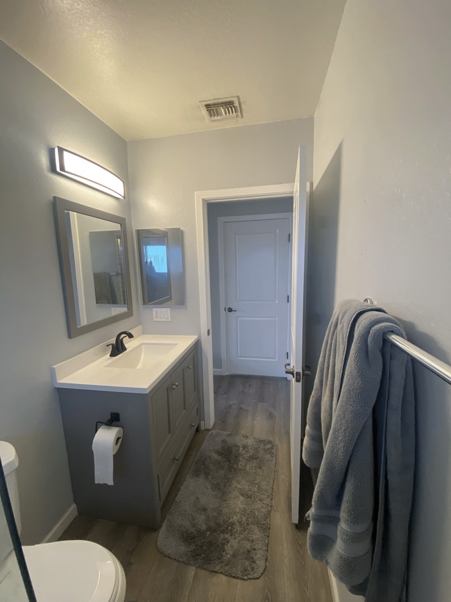 Building Photo - 330 S Farmer Ave