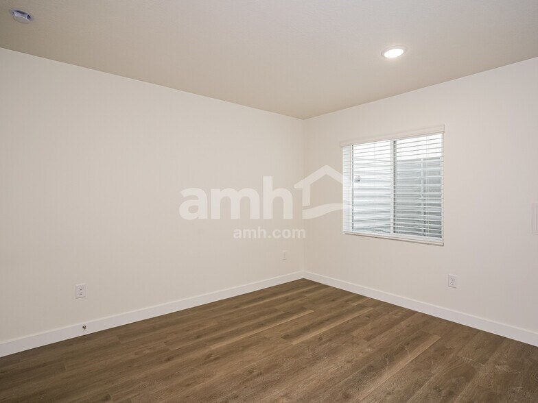 Building Photo - 1432 W Mahogany St