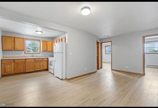 Building Photo - 214 Parke Ave S