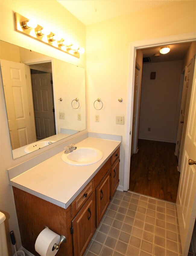 Building Photo - 60 Crowndale Ct