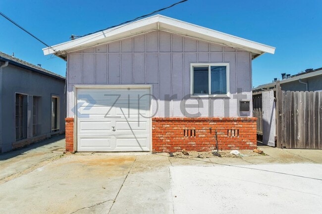 Building Photo - 2121 Esmond Ave