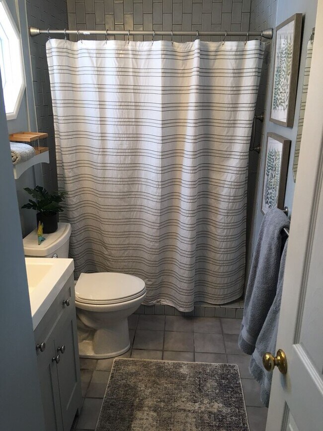 Building Photo - Furnished-Bay Views- Long Term!