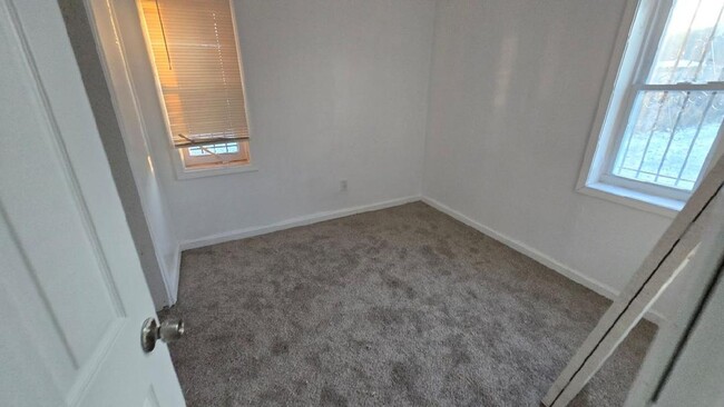 Building Photo - Cozy 2 Bedroom, 1 bath, Close to Neighborh...