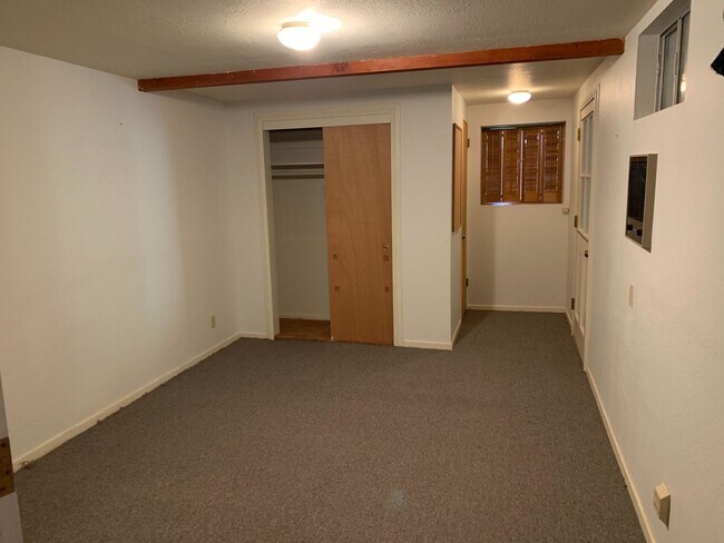 Building Photo - Great Location. 2 Bedroom Home