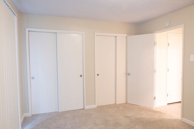 Building Photo - Charming Irvington Flat with Classic Style!