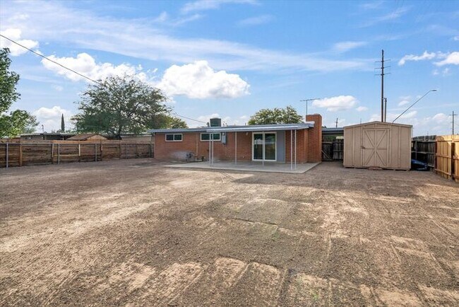 Building Photo - Great Eastside Home!