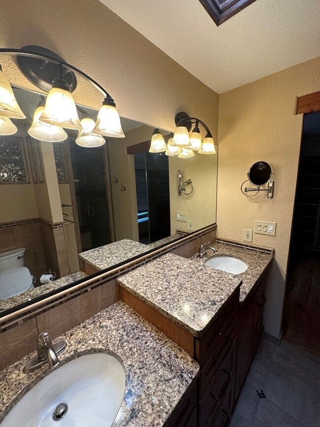 Building Photo - Beautiful 3 Bedroom, 3 Bathroom, Available...