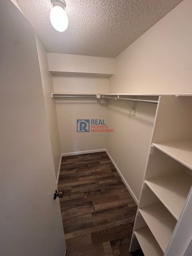Building Photo - 1075 S Elkhart Way