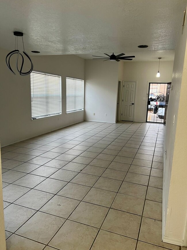 Building Photo - **MOVE IN READY** Beautiful Three-Bedroom ...