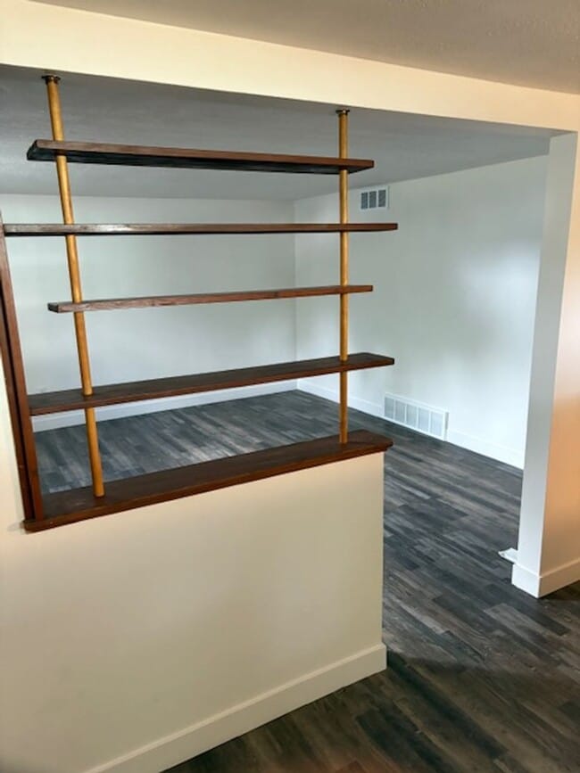 Building Photo - 418 Lola Ln