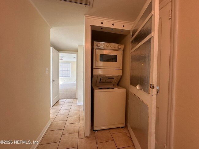 Building Photo - 1761 Lilly Rd E