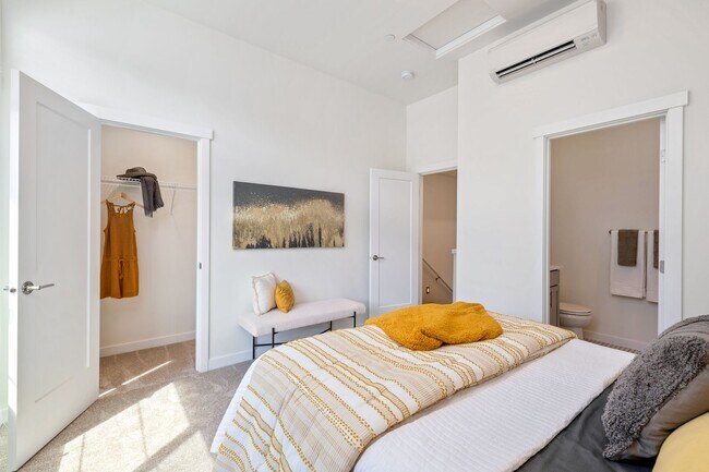 Building Photo - Modern 2-Bedroom Townhome in Kenmore Balbi...