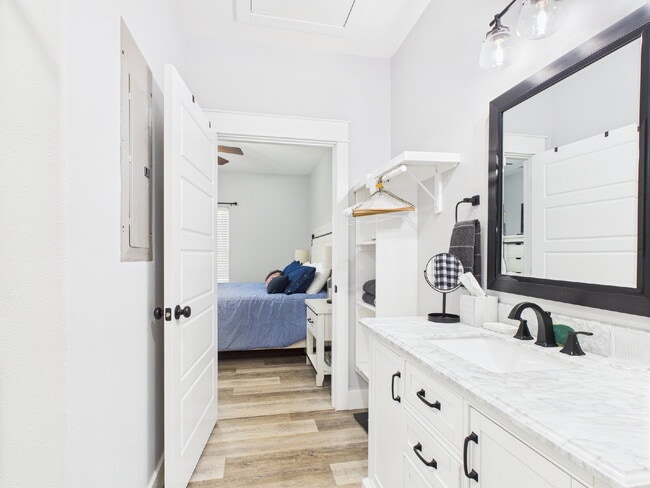 Building Photo - Centrally Located Furnished Home