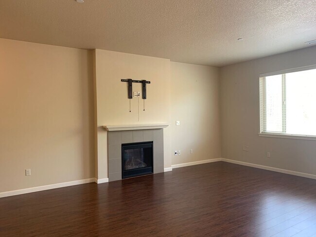 Building Photo - Beautiful Craftsman Style Home! 2 Car Garage! Gas Fireplace and Granite Counter Tops! Attached Ga...