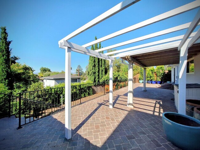 Building Photo - 10501 Observatory Dr