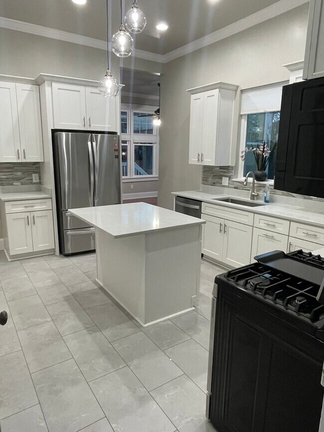 Building Photo - Gorgeous 3BD/2BA ON Napoleon Ave with Off Street Parking