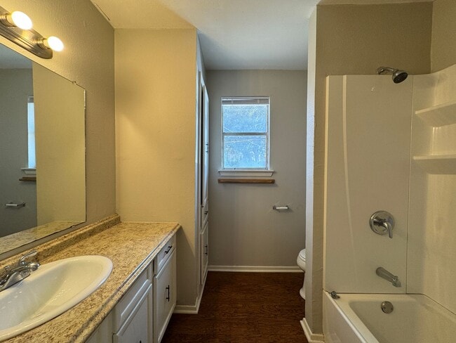 Building Photo - Duplex *LEASING SPECIAL AVAILABLE*