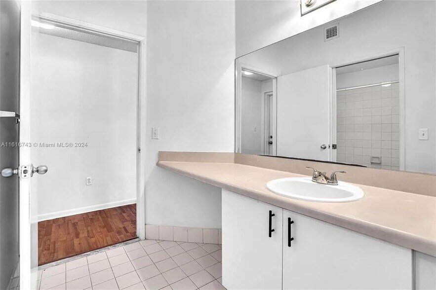 Building Photo - 6928 SW 39th St