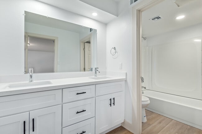 Building Photo - 1729 W Cortez St