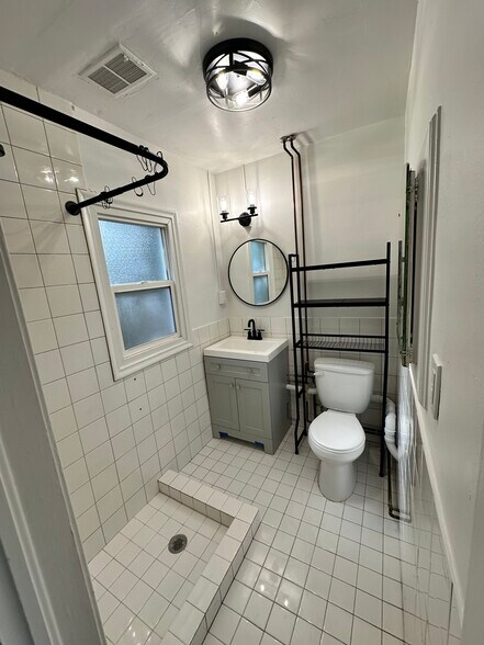 Bathroom with tile shower - 1643 E Woodland Ave