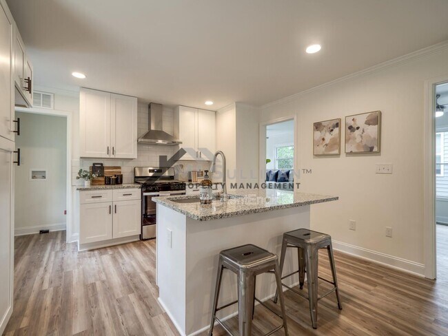 Building Photo - 1010 Cole St