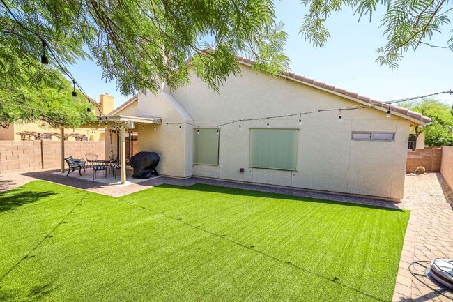 Building Photo - Smart East Side 3 Bedroom Home with EV cha...