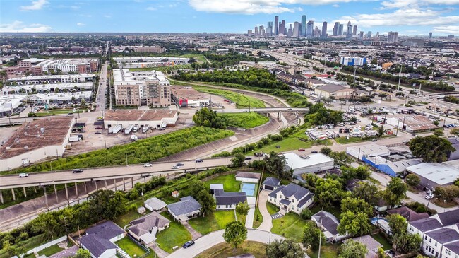 Building Photo - 2550 Roy Cir