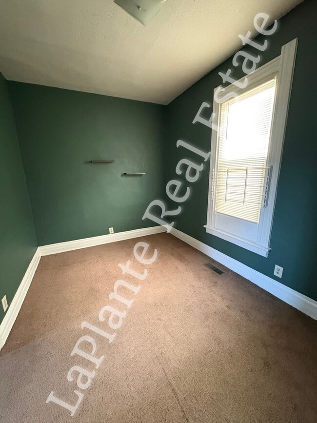 Building Photo - Spacious 4-Bed Home with Fresh Updates in ...