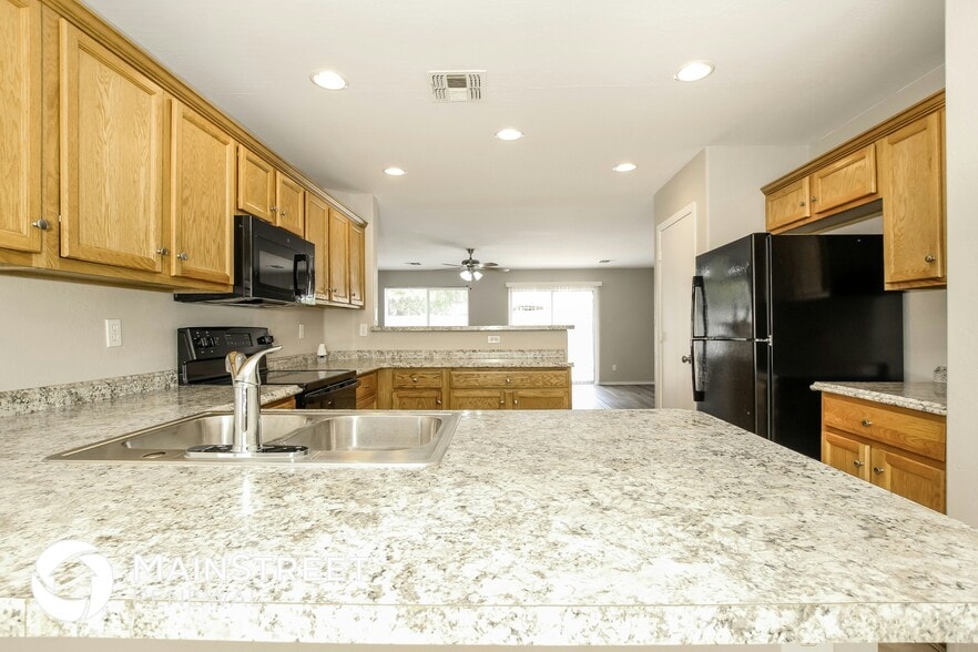 Building Photo - 2612 E Paradise Ln