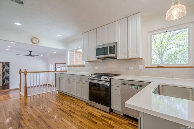 Building Photo - GORGEOUS 4-BEDROOM HOME IN TERRELL HEIGHTS