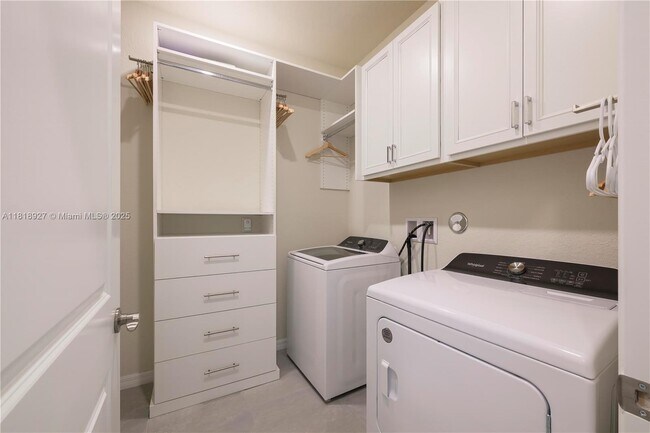 Building Photo - 12300 SW Myrtle Oak Dr