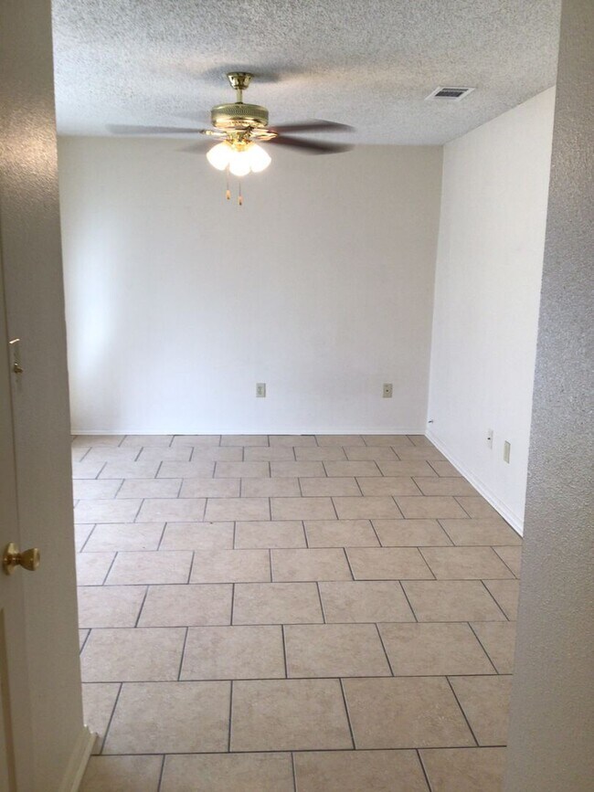 Building Photo - 2647 Amanda Dr