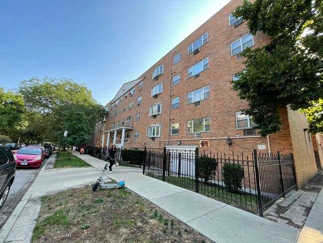 Building Photo - 5920 N Kenmore Ave