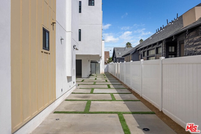 Building Photo - 3209 W 18th St