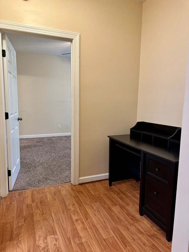 Building Photo - 208 Sterling Oaks Dr