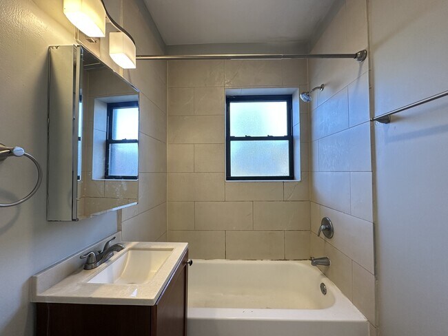 Building Photo - 4742 N Hermitage Ave