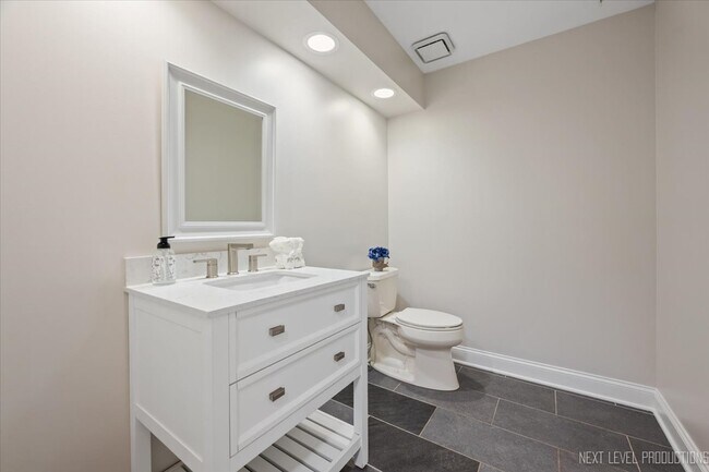 Building Photo - 2802 Wedgewood Dr