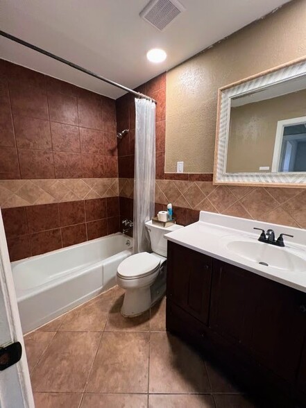 Bath - 10623 Golden Quail Dr