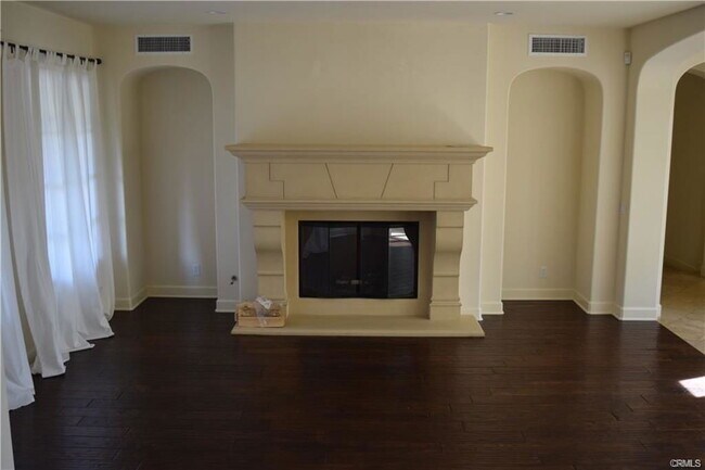 Building Photo - 2 Canyon Peak