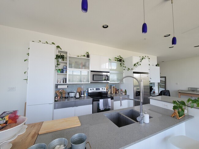 Plenty of storage and counterspace - 207 Pierce St