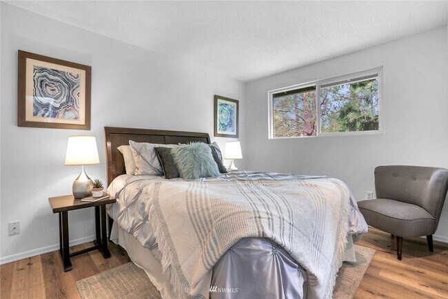 Building Photo - Spacious 5 Bed 3 Bath Home with In-Law Suite and huge yard in Olympic Hills